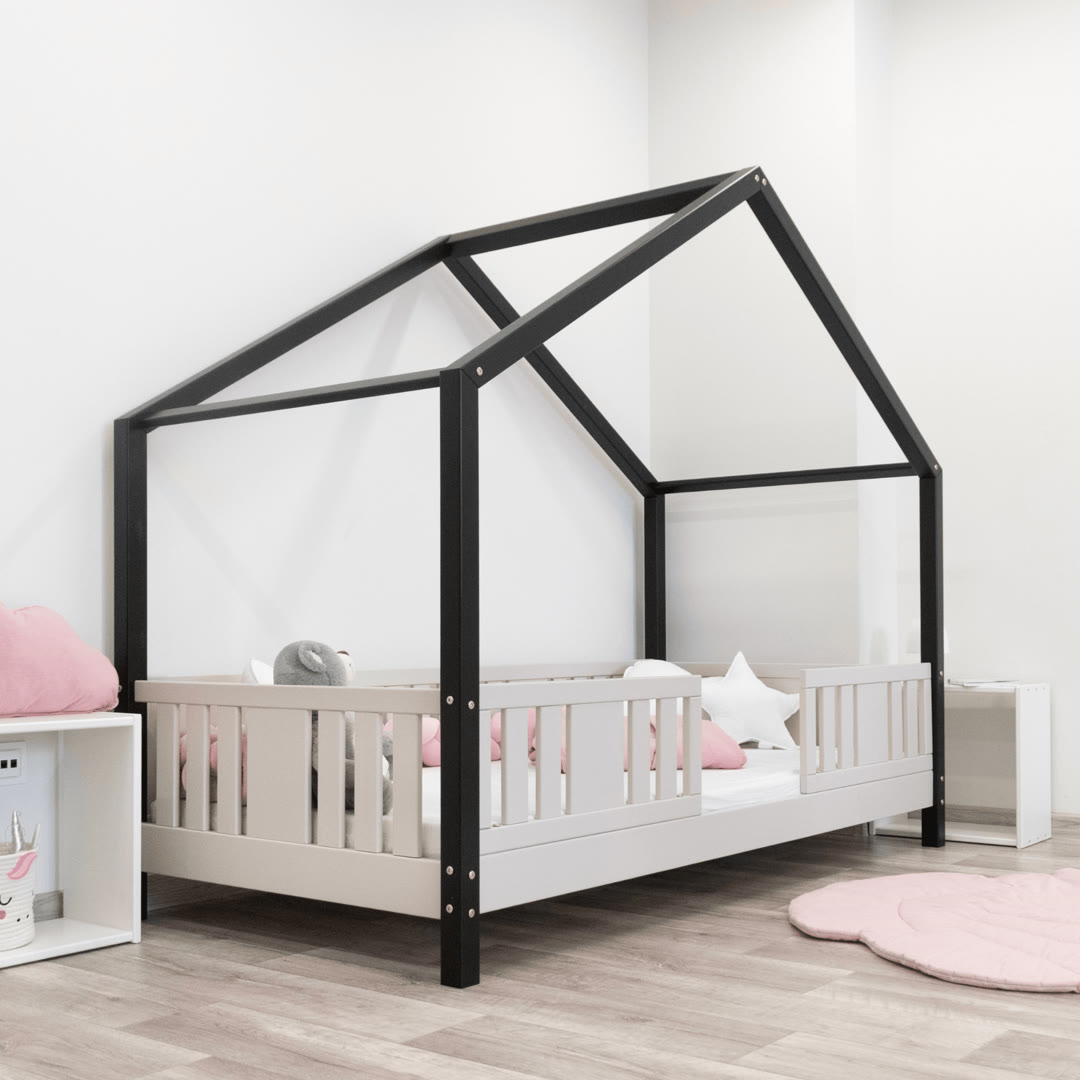 Łóżko dziecięce Niko Short w kolorze kaszmir, pokazane w niewielkim pokoju z widoczną stabilną konstrukcją z drewna sosnowego